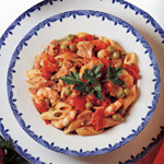 Mezze penne con tonno, piselli e gamberetti