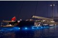 Apex 850 del cantiere Royal Huisman Apex 850, il rendering della barca di notte con le luci che illuminano lo scafo