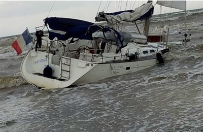 Oceanis finisce in spiaggia