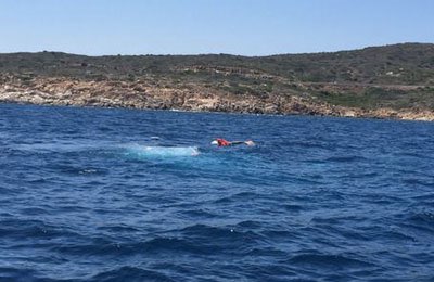 La barca a vela affondata a Cala Spada in Sardegna