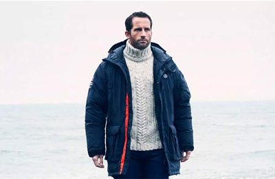 Ben Ainslie che veste un capo Henri Lloyd