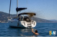 sciame api barca vela rapallo skipper si tuffa in mare