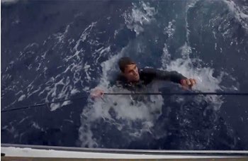 Volvo Ocean Race Scallywag: uomo in mare