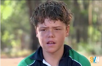 Tredicenne nuota per ore in mare aperto e salva la famiglia alla deriva