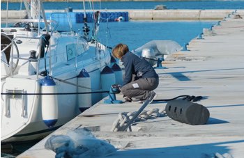 Barca a vela: l'accosto in banchina da soli