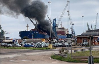 Incendio in porto a Taranto, fumo nero sulla città