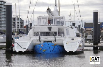 Sollevare un catamarano con tubi gonfiabili senza gru: come funziona il sistema