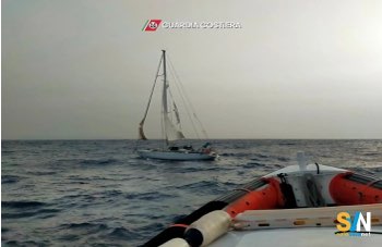 Vele distrutte e motore in avaria, paura al largo di Pozzallo nella notte di burrasca