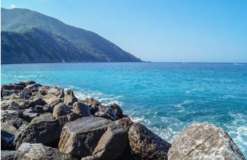 Il mare bolle: temperature da mese di agosto, è allarme
