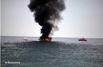Barca va a fuoco l’equipaggio si butta in mare