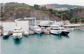 Operai sequestrano la barca di Falciai presidente del Monte Paschi di Siena