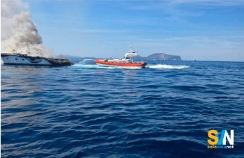 Yacht in fiamme davanti a Tavolara, tre persone salve
