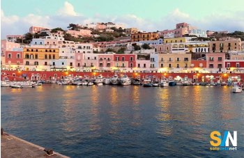 Tasse per la fonda: Ponza e altri comuni italiani nel mirino dei velisti</h1>