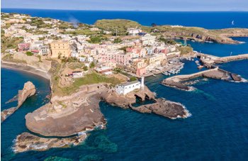 Ventotene e i suoi ormeggi in porto