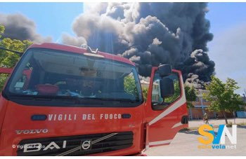 Incendio alla Carbon Line di Fano: danni enormi all'azienda di scafi in carbonio