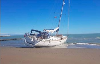 Oceanis 473 spiaggiato: oggi la rimozione da terra