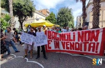 Bagnoli, la popolazine in piazza contro la Coppa America
