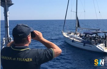 Barca a vela con bandiera polacca non dichiarata: sanzione da 115 mila euro a Crotone