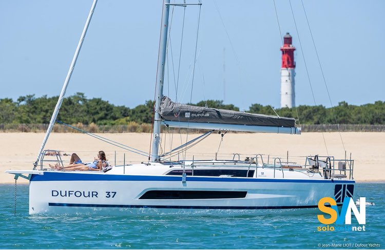Dufour 37 au mouillage