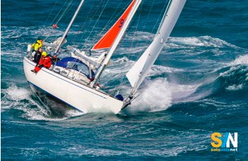 Navigare con onda contro: meglio stringere o poggiare?