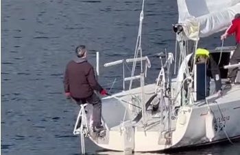 Il motore a pedali per la barca a vela: il video che spopola sui social