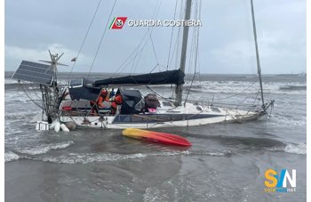 Quando l'abbandoni, il mare ti ruba la casa: la barca di Matias finisce spiaggiata al Poetto
