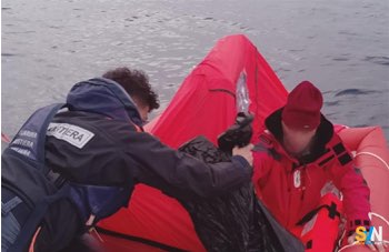 Catamarano affonda al largo della Sardegna: salvo lo skipper francese