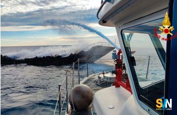 Imbarcazione in fiamme al largo di Savona: salvi i cinque occupanti