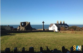 Isola del Galles cerca nuovi abitanti: vita senza WiFi e 200 pecore da accudire