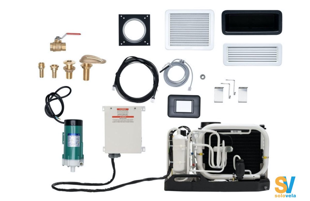 Kit completo di un condizionatore marino con modulo centrale, pompa dell’acqua di mare, prese a mare, raccordi e bocchette per l’installazione a bordo.