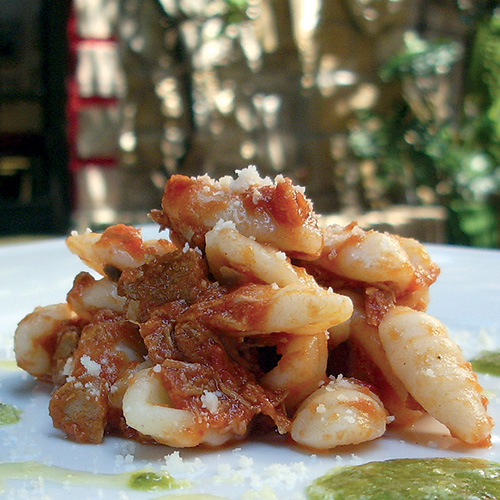 Cassulli con ragù di tonno, salsa al basilico e pecorino