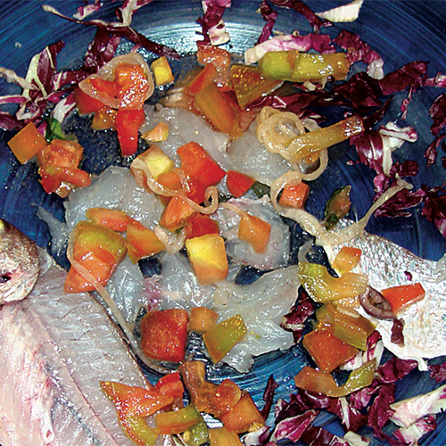 Crudo di Fragolino o Pagello con cipolla rossa calabrese e pomodoro