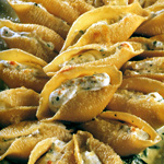 Conchiglioni farciti su letto di erbette