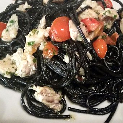 Tagliolini al nero di seppia con cicale di mare e radicchio rosso