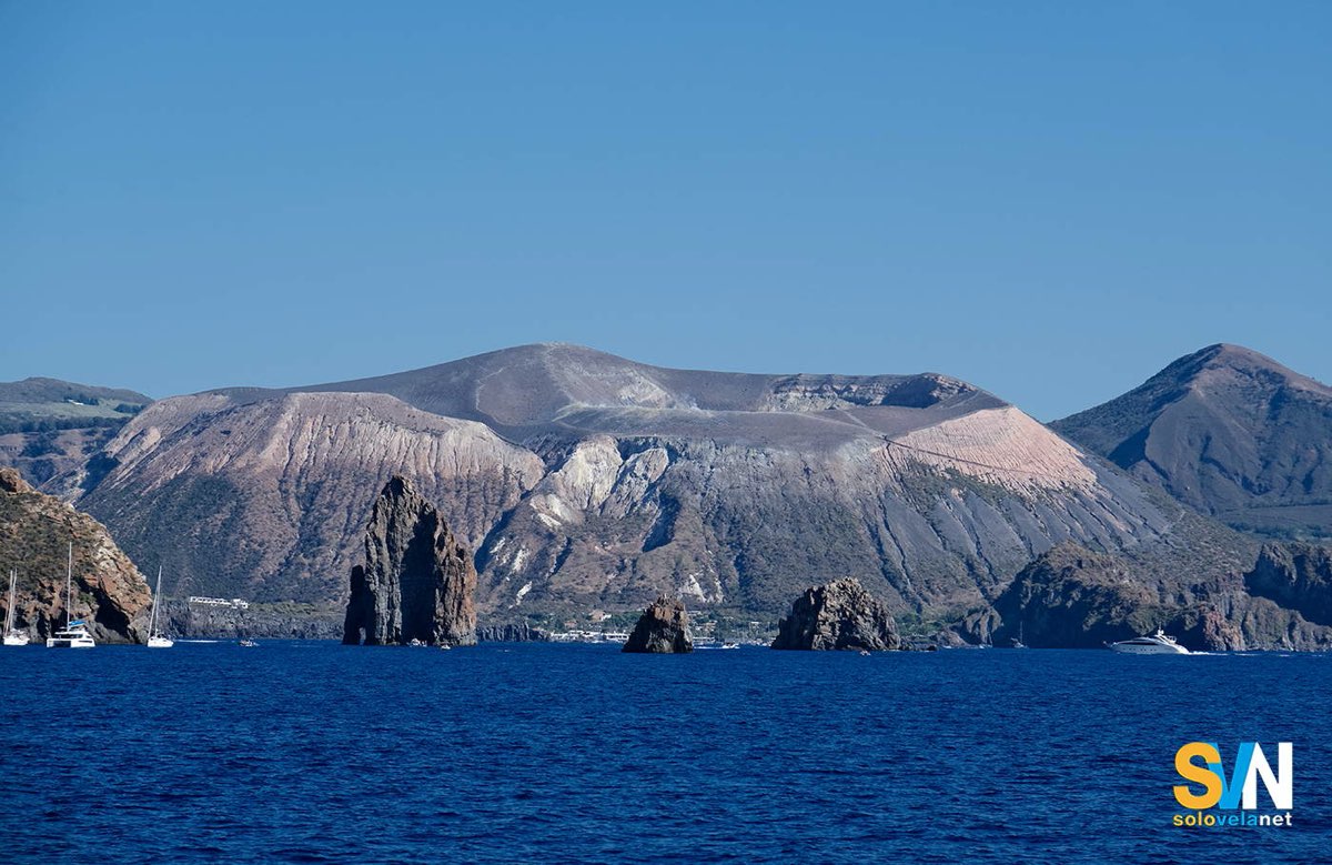 L'isola di Vulcano vista da Lipari, uno dei paesaggi più riconoscibili delle isole Eolie