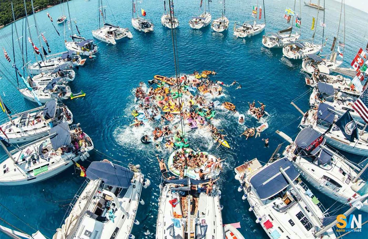 Come si noleggia una barca a vela per una crociera estiva perfetta