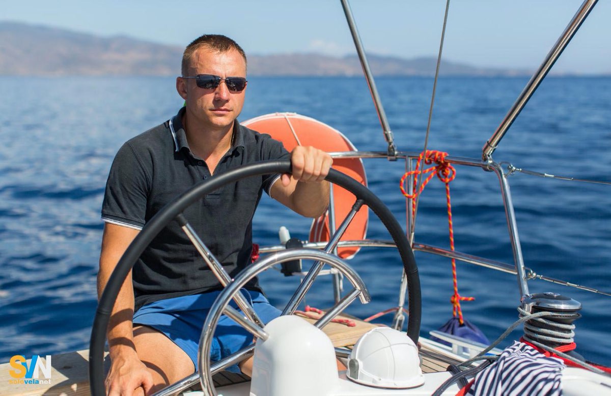 Perché Noleggiare con Equipaggio? Il Ruolo di Skipper, Hostess e Cuoco