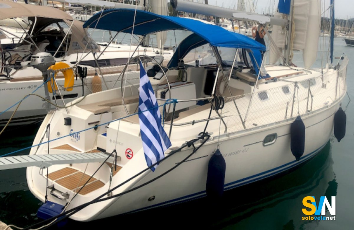 Sun Odyssey 42.2, con bandiera greca 