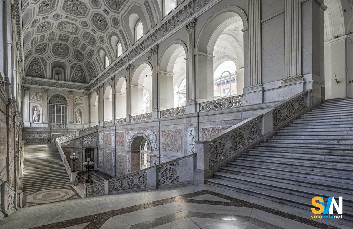 La scalinata interno di palazzo reale a Npoli