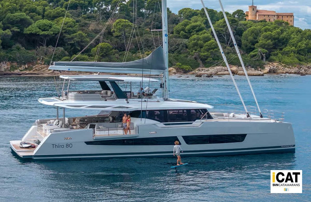 Thira 80 della Eurosail Yacht è il più grande dei maxi cat sotto i 24 metri, fa base a Arechi a Salerno e ha 4 0 5 persone di equipaggio secondo la richiesta del cliente