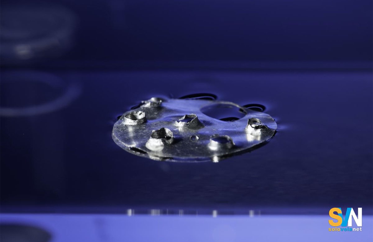 Tubo metallico superidrofobico che resta a galla — mostra un componente metallico con trattamento superidrofobico che rimane sulla superficie dell’acqua anche dopo forature e danni, risultato della ricerca della University of Rochester.