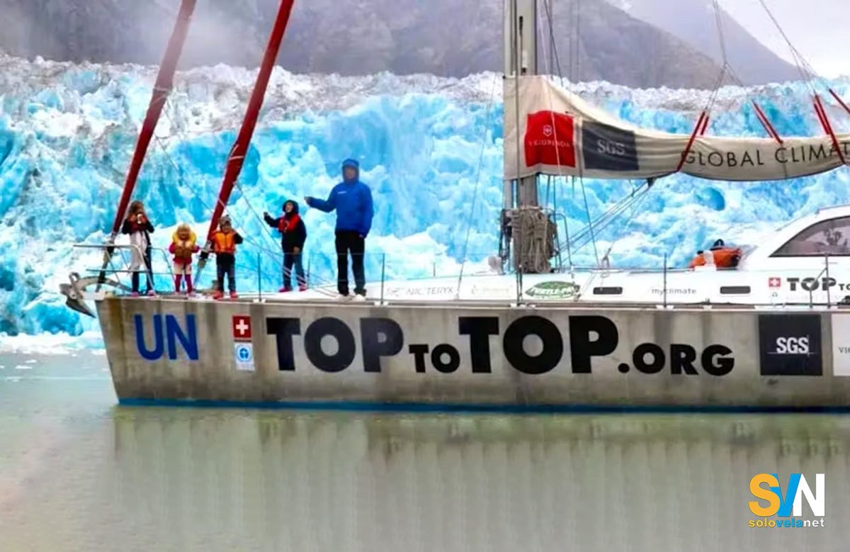 La Pachamama davanti a un ghiacciaio: il monoscafo in alluminio con cui la famiglia Schwörer ha attraversato oceani e regioni polari per osservare da vicino gli effetti del cambiamento climatico