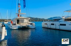 È difficile manovrare un catamarano in porto?