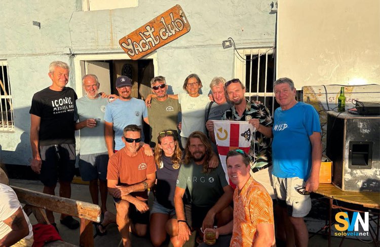 Gli undici skipper della Globe 5.80 consegnano il gagliardetto della regata allo Yacht Club di Sant. Elena