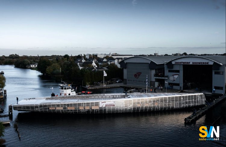 Lo scafo dell'Argo 54 appena uscito dal cantiere Gouwerok ad Aalsmeer in Olanda