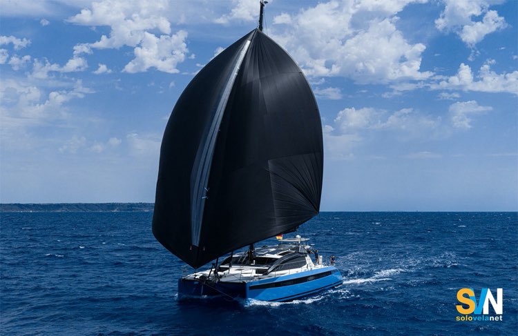 La Multi Tradewind di OneSails in configurazione portante, con le due sezioni aperte simmetricamente, durante una navigazione