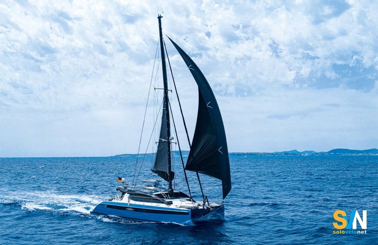 Vista laterale della vela Batman Sail con le due superfici utilizzate sullo stesso lato, una configurazione pensata per le andature al traverso e bolina