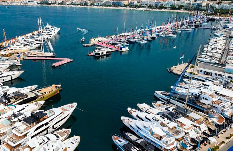 Salone Nautico di Cannes. Il salone ha un'otitma esposizione di barche a vela e di catamarani