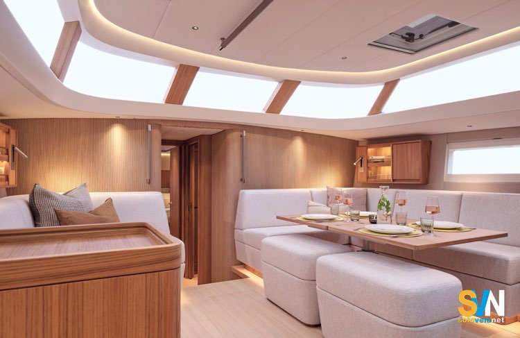 Sottocoperta, il Contest 56CS introduce un linguaggio stilistico aggiornato, con una falegnameria profondamente rivista