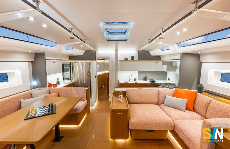 La grande dinette del nuovo modello della gamma First, il First 60